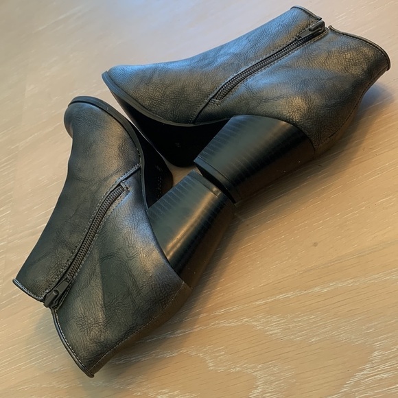 Style & Co Daniel Booties in Size 6M, inside zippers, new in box - Picture 6 of 10